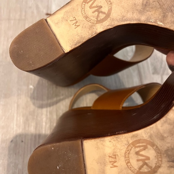 Michael Kors Jet set platforms - Picture 2 of 10